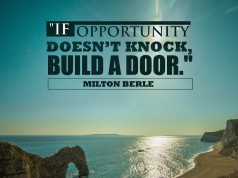 Aprenda inglês com citações #17: If opportunity doesn't knock,....