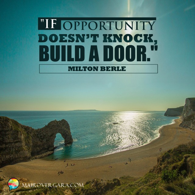 Aprenda inglês com citações #17: If opportunity doesn't knock,....