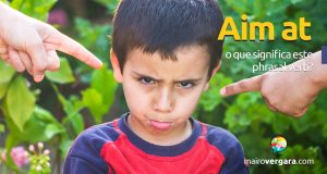 Aim At | O que significa este Phrasal Verb?