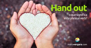 Hand Out | O que significa este phrasal verb?