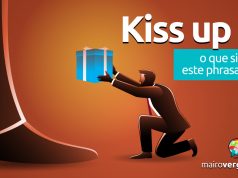 Kiss Up To | O que significa este phrasal verb?