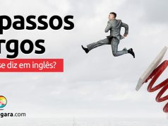 Como se diz "A Passos Largos" em inglês?